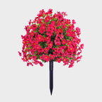 Blomsterdekoration med konstgjord eukalyptus och violer i jord