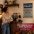 Sarkastisk vintage-skylt i metall med texten ”Common Sense Policy”