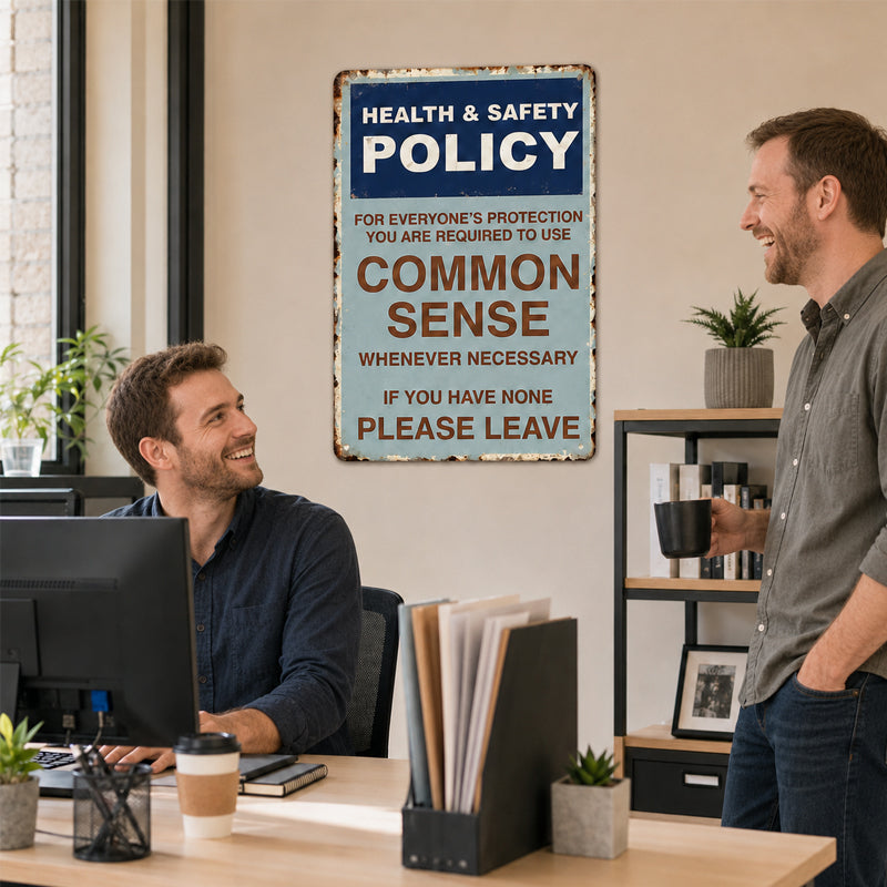 Sarkastisk vintage-skylt i metall med texten ”Common Sense Policy”