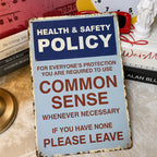 Sarkastisk vintage-skylt i metall med texten ”Common Sense Policy”