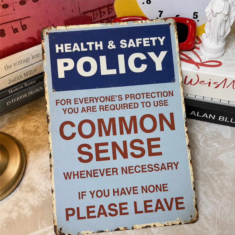 Sarkastisk vintage-skylt i metall med texten ”Common Sense Policy”