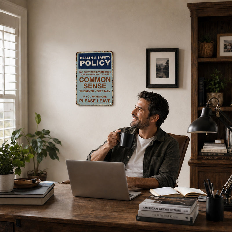Sarkastisk vintage-skylt i metall med texten ”Common Sense Policy”