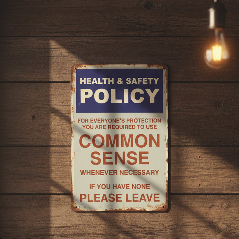 Sarkastisk vintage-skylt i metall med texten ”Common Sense Policy”