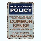 Sarkastisk vintage-skylt i metall med texten ”Common Sense Policy”