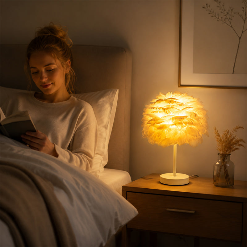 Dekorativ nordisk bordslampa i fjäderdesign för sovrumme