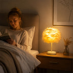Dekorativ nordisk bordslampa i fjäderdesign för sovrumme