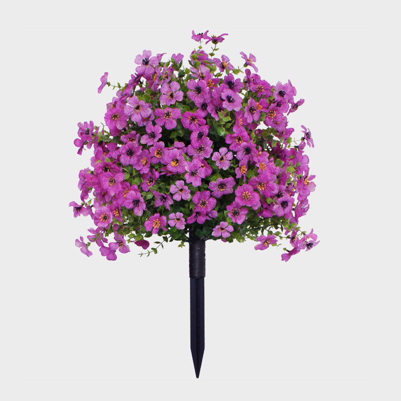 Blomsterdekoration med konstgjord eukalyptus och violer i jord