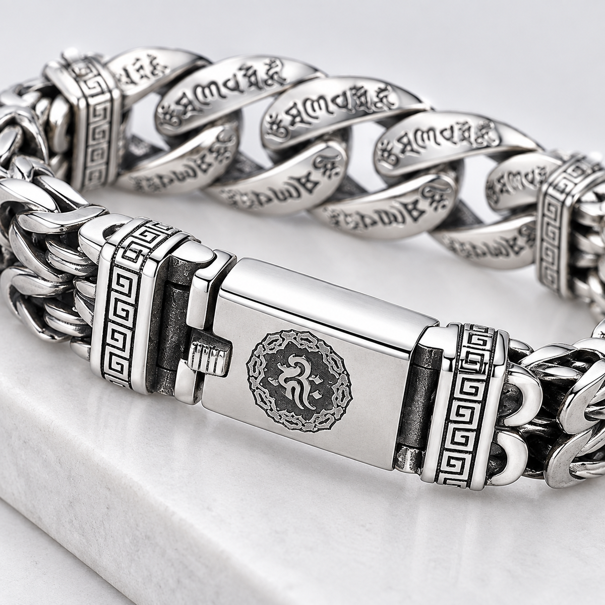 Retroarmband för män med ett mantra på sex stavelse