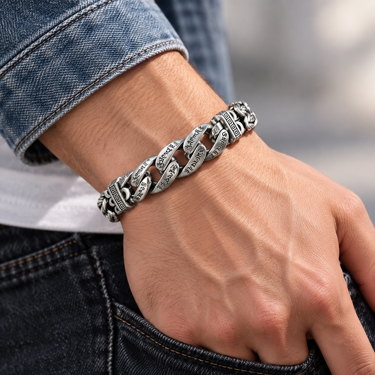 Retroarmband för män med ett mantra på sex stavelse