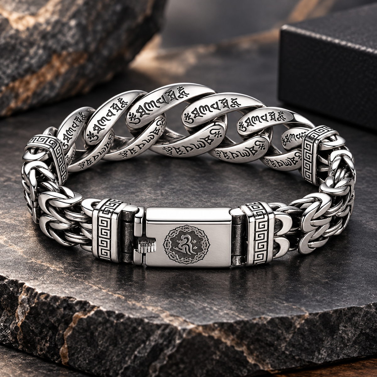 Retroarmband för män med ett mantra på sex stavelse