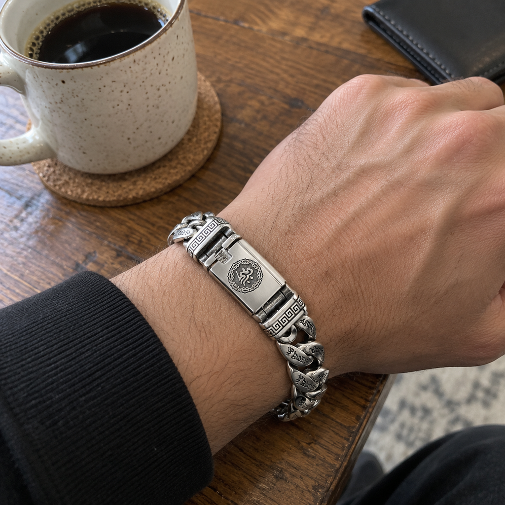 Retroarmband för män med ett mantra på sex stavelse