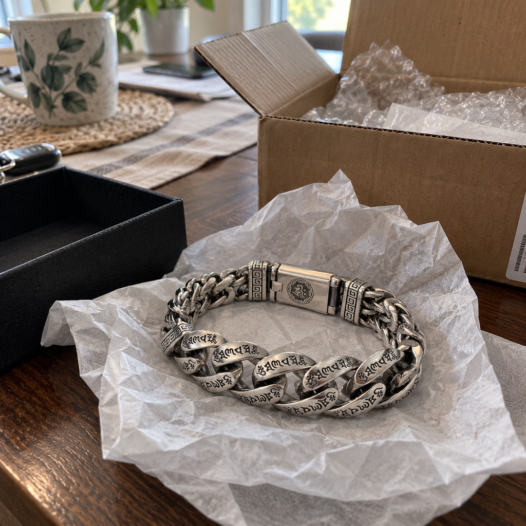 Retroarmband för män med ett mantra på sex stavelse