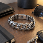 Retroarmband för män med ett mantra på sex stavelse