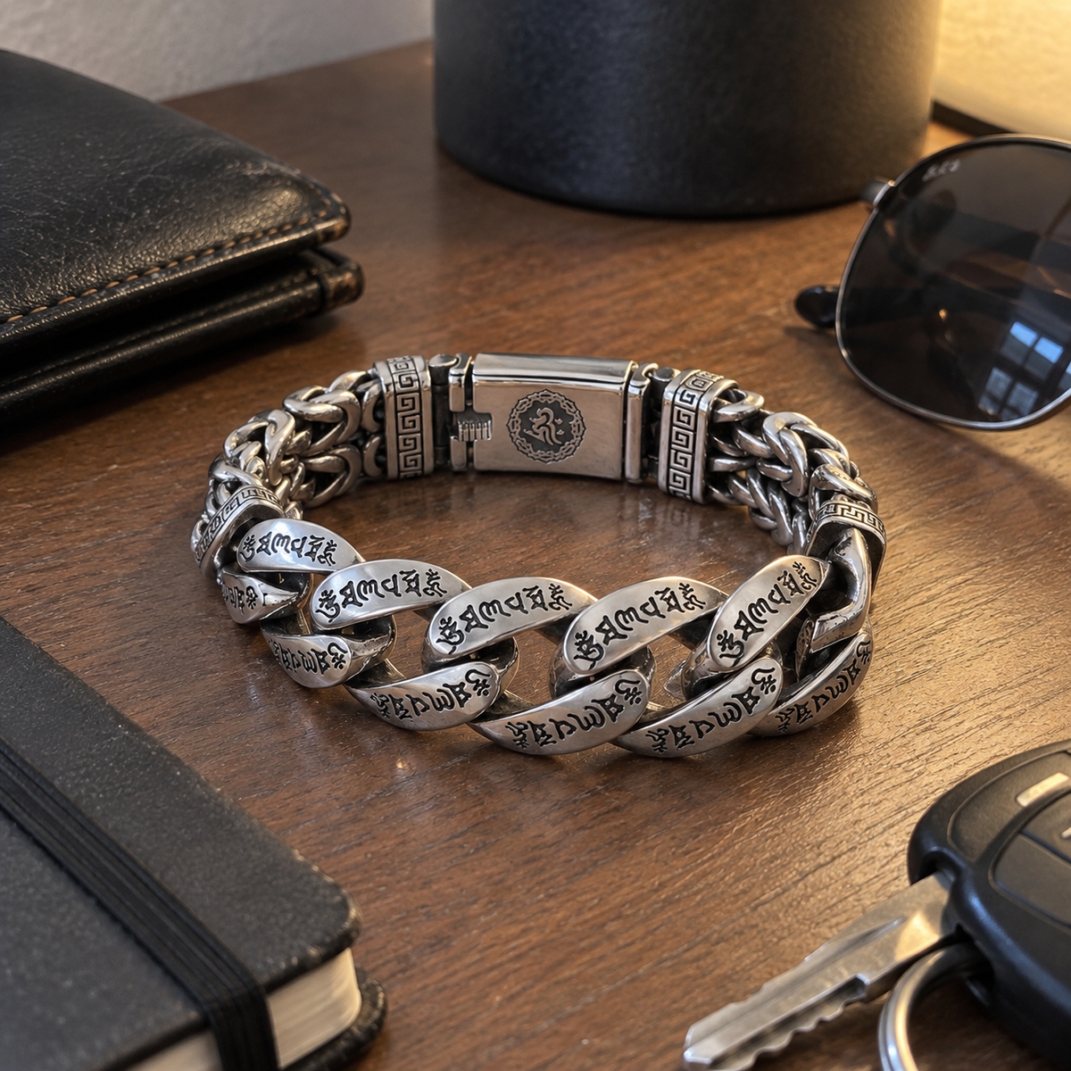 Retroarmband för män med ett mantra på sex stavelse