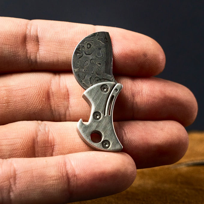 Kompakt flasköppnare i titan i miniformat & EDC-kniv