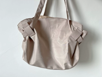 Res- och campingväska med stor kapacitet, som kan bäras över axeln eller som crossbody-väsk