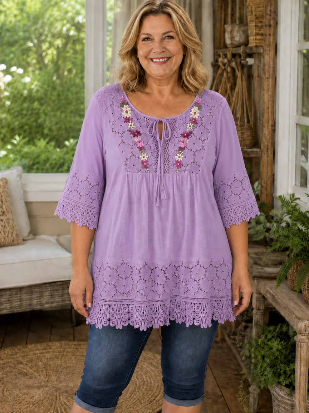 Tunika i bomull och linne i stora storlekar, i boho-stil med blommigt broderat spetsmönste