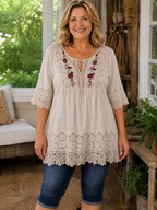 Tunika i bomull och linne i stora storlekar, i boho-stil med blommigt broderat spetsmönste