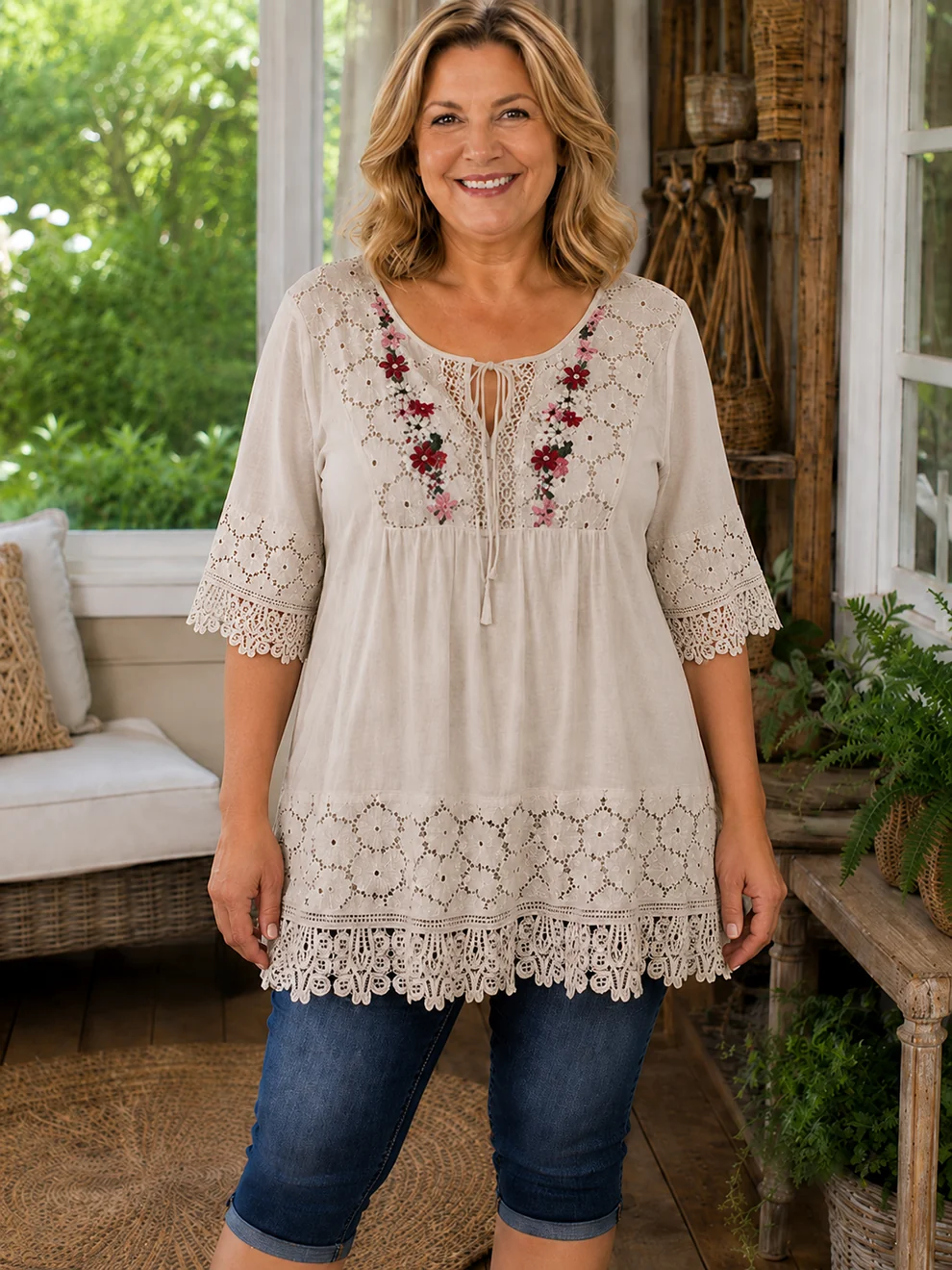 Tunika i bomull och linne i stora storlekar, i boho-stil med blommigt broderat spetsmönste