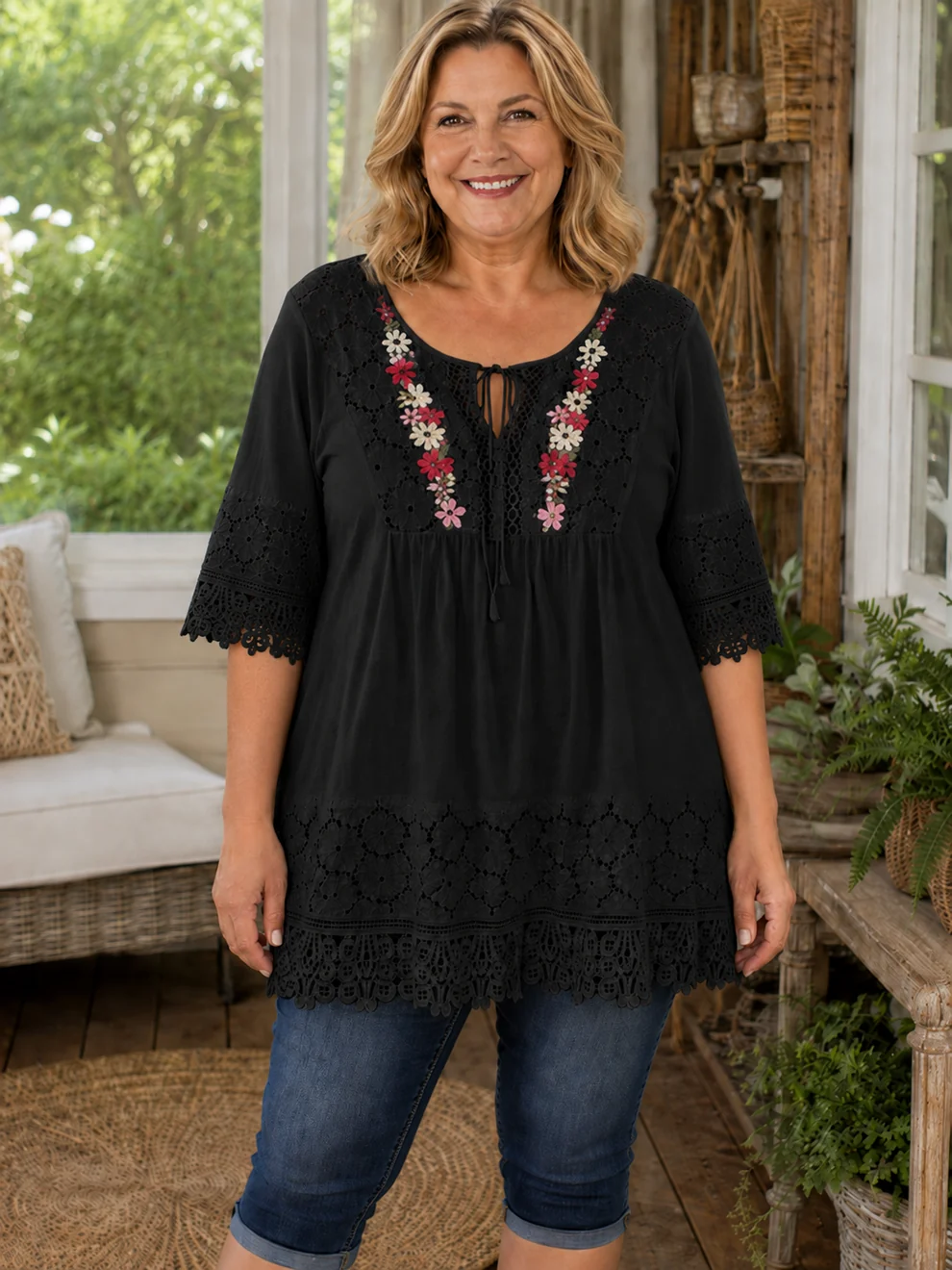 Tunika i bomull och linne i stora storlekar, i boho-stil med blommigt broderat spetsmönste