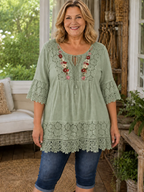 Tunika i bomull och linne i stora storlekar, i boho-stil med blommigt broderat spetsmönste