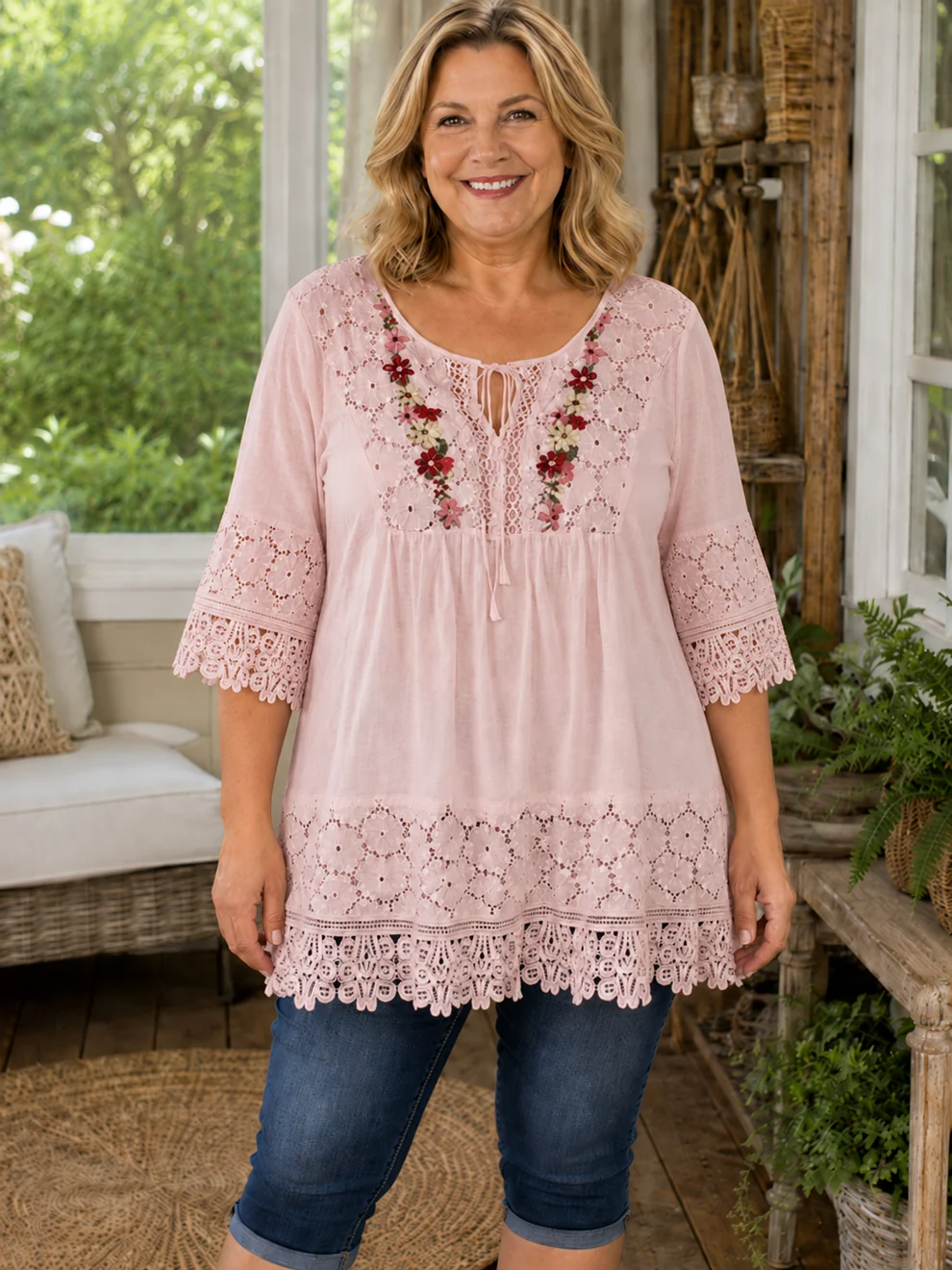 Tunika i bomull och linne i stora storlekar, i boho-stil med blommigt broderat spetsmönste