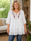 Tunika i bomull och linne i stora storlekar, i boho-stil med blommigt broderat spetsmönste