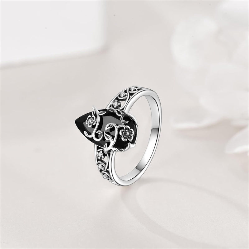 💎 BOHEMISK VINTAGERING! 💎 Blommigt rankmönster, svart droppformad ädelsten och glittrande detaljer för tidlös elegans✨