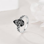 💎 BOHEMISK VINTAGERING! 💎 Blommigt rankmönster, svart droppformad ädelsten och glittrande detaljer för tidlös elegans✨