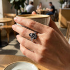💎 BOHEMISK VINTAGERING! 💎 Blommigt rankmönster, svart droppformad ädelsten och glittrande detaljer för tidlös elegans✨