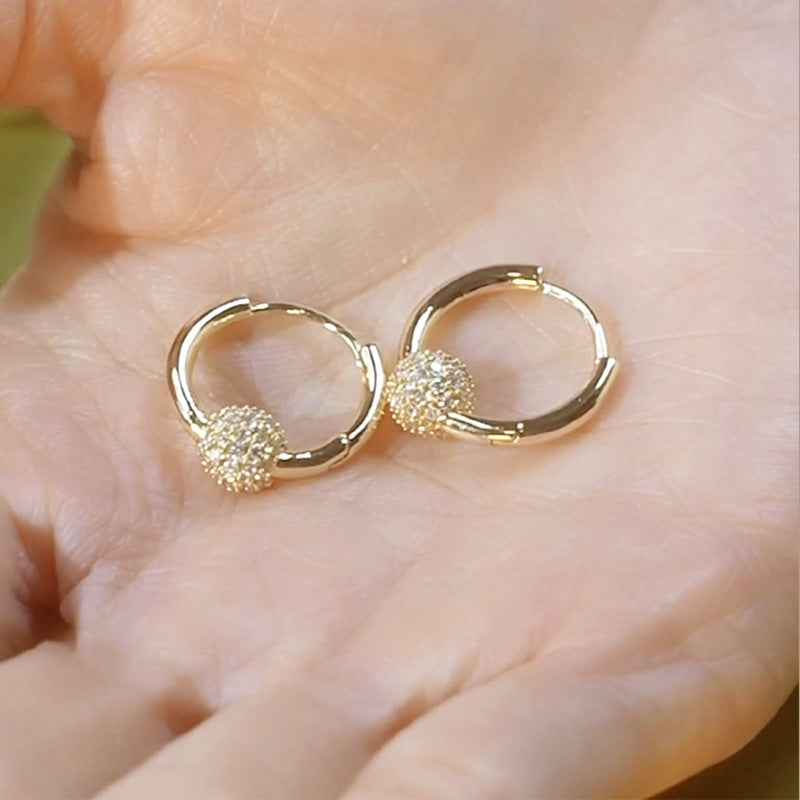 💫 BEGRÆNSET TILBUD: 50 % RABAT! 💍 Guldøreringe med cirkel og lille kugle – delikate, lette og alsidige ✨