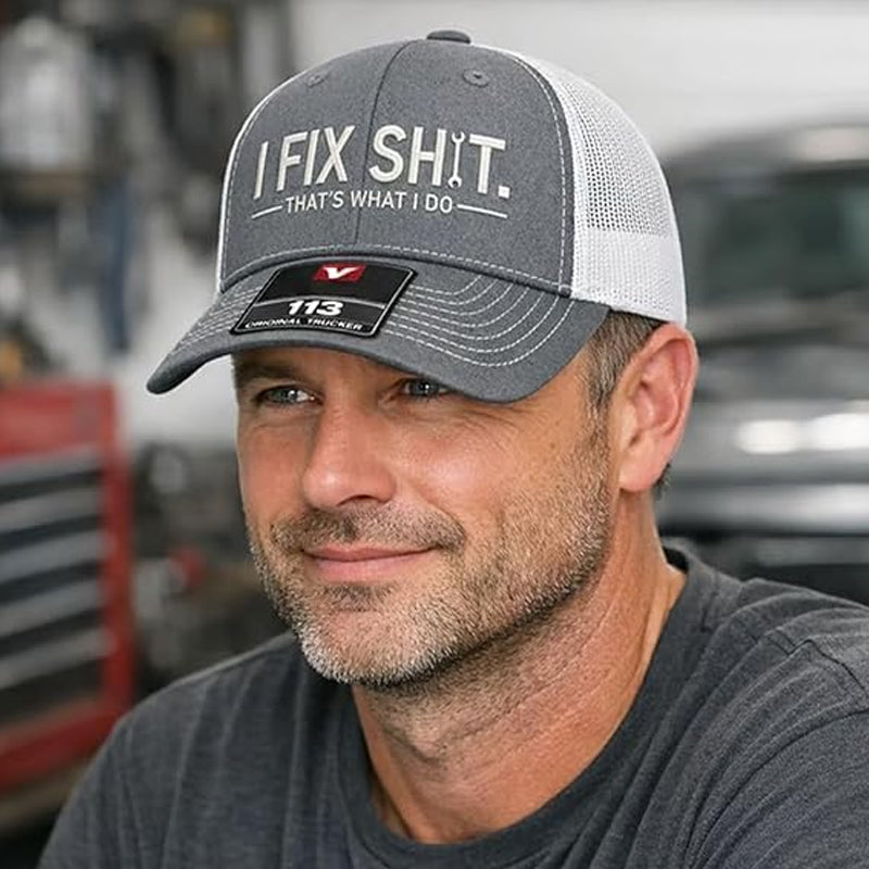 🧢 BEGRÄNSAD TID: 50 % RABATT! ✨ Broderad truckerkeps med texten ”I Fix Shit” – andningsbart nätmaterial, solskydd, en iögonfallande och rolig present 🛠️
