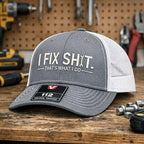 🧢 BEGRÄNSAD TID: 50 % RABATT! ✨ Broderad truckerkeps med texten ”I Fix Shit” – andningsbart nätmaterial, solskydd, en iögonfallande och rolig present 🛠️